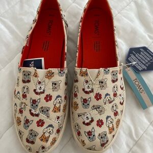 NWT!  Adorable Toms fun dog slip ons ❤️🎄